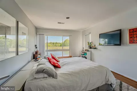 Bedroom - 2013 Lakewinds Dr, Reston, VA 20191 photo 3 of 5
