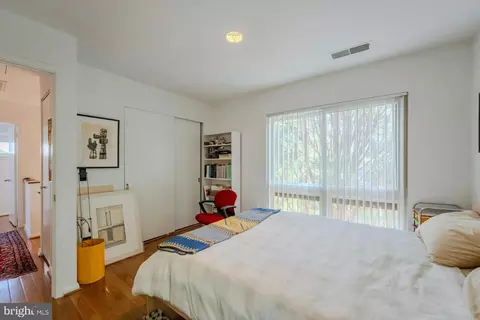 Bedroom - 2013 Lakewinds Dr, Reston, VA 20191 photo 5 of 5