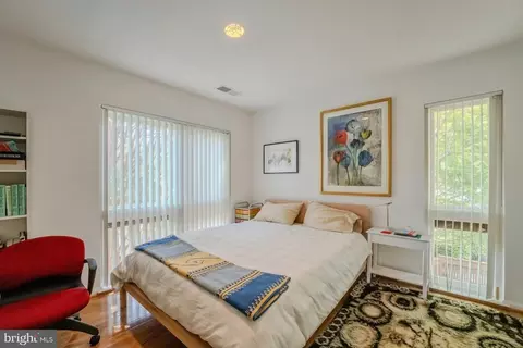 Bedroom - 2013 Lakewinds Dr, Reston, VA 20191 photo 4 of 5