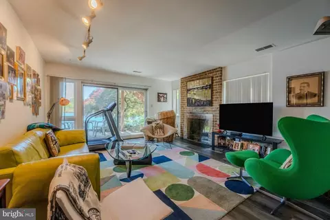 Living - 2013 Lakewinds Dr, Reston, VA 20191 photo 6 of 7