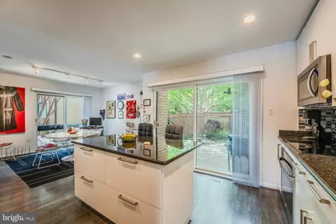 Kitchen - 2013 Lakewinds Dr, Reston, VA 20191 photo 4 of 5