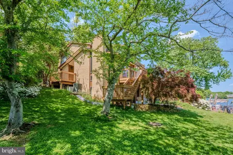 Exterior - 2013 Lakewinds Dr, Reston, VA 20191 photo 2 of 10