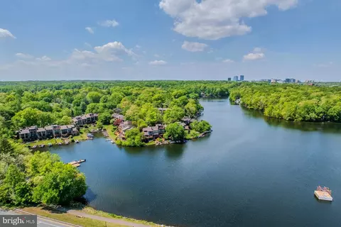 View/Area - 2013 Lakewinds Dr, Reston, VA 20191 photo 6 of 11