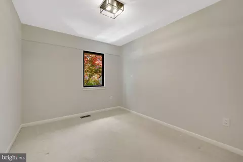 Bedroom - 11024 Thrush Ridge Rd, Reston, VA 20191 photo 4 of 7