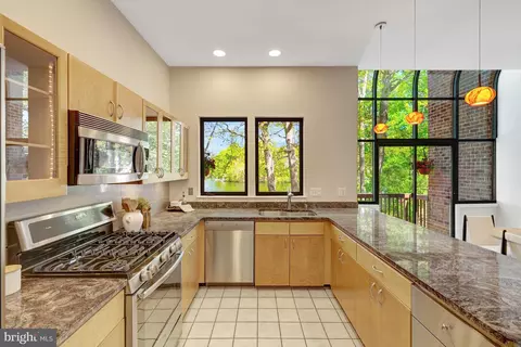Kitchen - 11024 Thrush Ridge Rd, Reston, VA 20191 photo 3 of 8