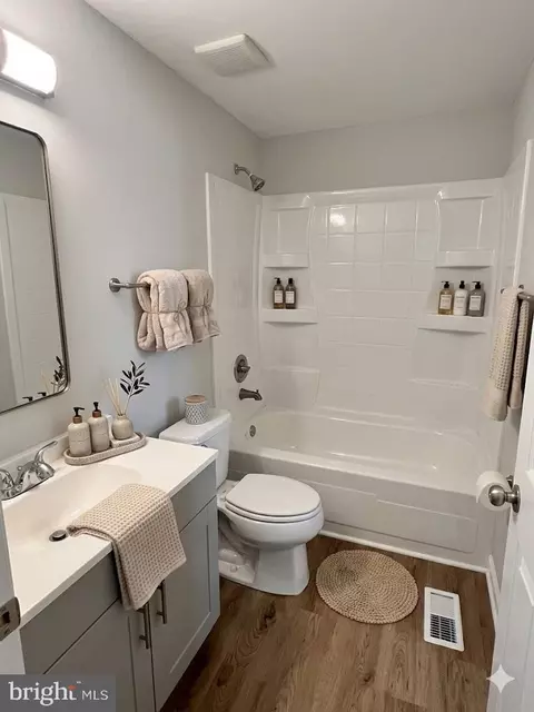 Bath - 2283 Dosinia Ct, Reston, VA 20191 photo 2 of 3