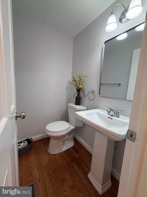 Bath - 2283 Dosinia Ct, Reston, VA 20191 photo 3 of 3
