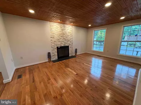 Living - 2283 Dosinia Ct, Reston, VA 20191 photo 4 of 7