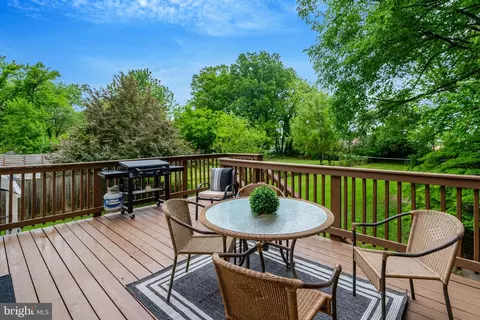 6703 Oak Dr, Alexandria, VA 22306