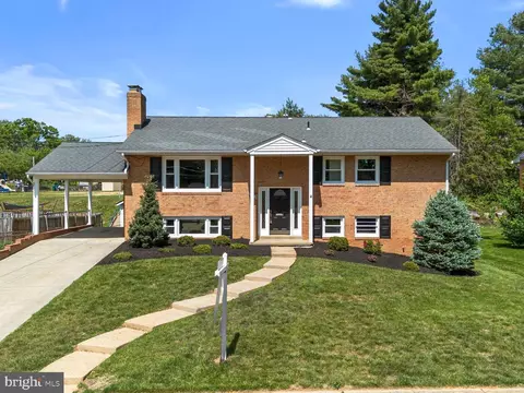 7530 Fairwood Ln, Falls Church, VA 22046