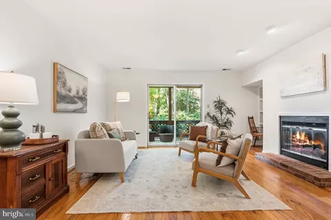 10026 Oakton Terrace Rd, Oakton, VA 22124