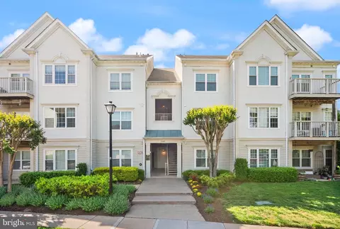 12501 Hayes Ct #202, Fairfax, VA 22033