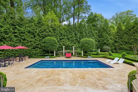 Exterior - 1204 Daviswood Dr, Mclean, VA 22102 photo 7 of 15
