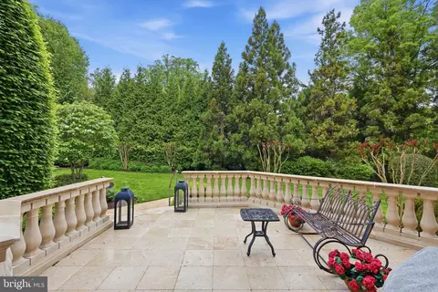 Exterior - 1204 Daviswood Dr, Mclean, VA 22102 photo 5 of 15