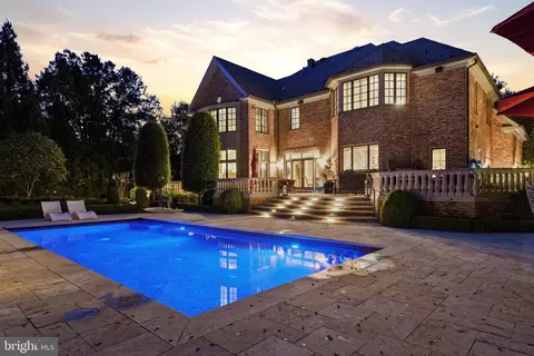 Exterior - 1204 Daviswood Dr, Mclean, VA 22102 photo 12 of 15