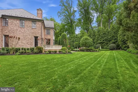 Exterior - 1204 Daviswood Dr, Mclean, VA 22102 photo 4 of 15