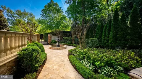 Exterior - 1204 Daviswood Dr, Mclean, VA 22102 photo 10 of 15