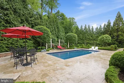 Exterior - 1204 Daviswood Dr, Mclean, VA 22102 photo 6 of 15