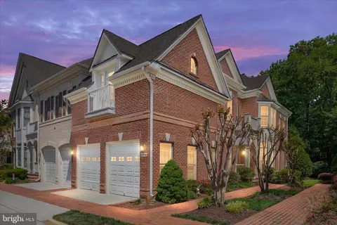 12810 Falcon Wood Pl, Fairfax, VA 22033