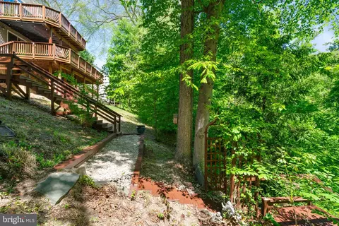 Exterior - 8000 Pohick Rd, Springfield, VA 22153 photo 15 of 16