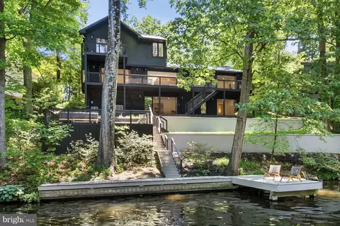 3804 Lakeview Ter, Falls Church, VA 22041