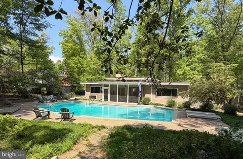 9203 Saint Marks Pl, Fairfax, VA 22031