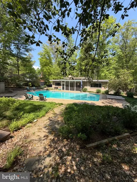 9203 Saint Marks Pl, Fairfax, VA 22031