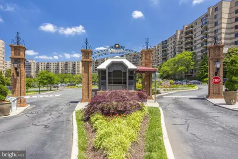 8370 Greensboro Dr #107, Mclean, VA 22102