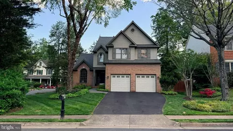 2910 Gray St, Oakton, VA 22124