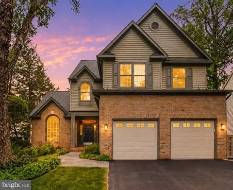2910 Gray St, Oakton, VA 22124