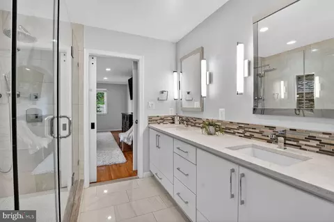 Bath - 7303 Yates Ct, Mclean, VA 22101 photo 3 of 4