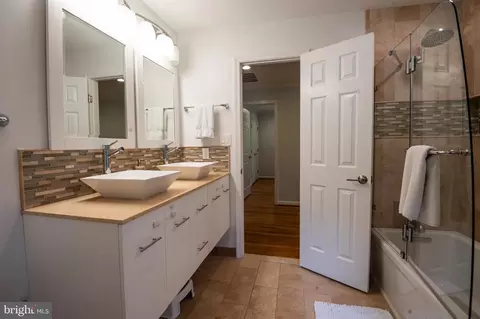 Bath - 7303 Yates Ct, Mclean, VA 22101 photo 4 of 4