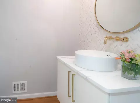 Bath - 7303 Yates Ct, Mclean, VA 22101 photo 1 of 4