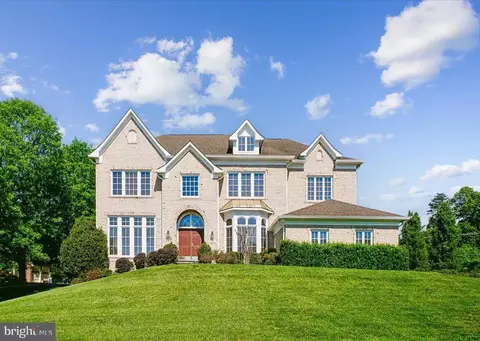 11040 Heathland Dr, Oakton, VA 22124