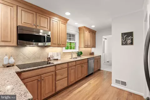 Kitchen - 7137 Game Lord Dr, Springfield, VA 22153 photo 3 of 7