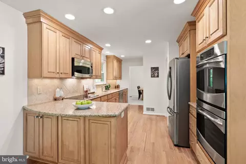 Kitchen - 7137 Game Lord Dr, Springfield, VA 22153 photo 4 of 7
