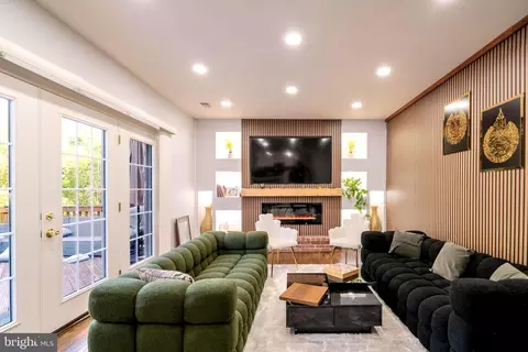 9907 Rosewood Hill Cir, Vienna, VA 22182