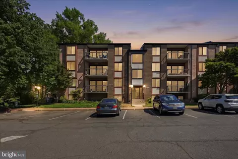 9730 Kingsbridge Dr #303, Fairfax, VA 22031