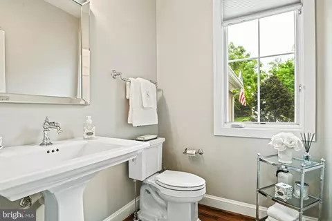 Bath - 1109 Nielson Ct, Mclean, VA 22102 photo 3 of 10