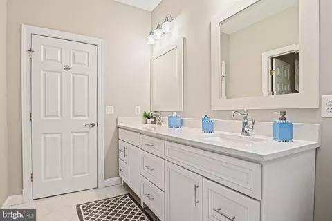 Bath - 1109 Nielson Ct, Mclean, VA 22102 photo 8 of 10