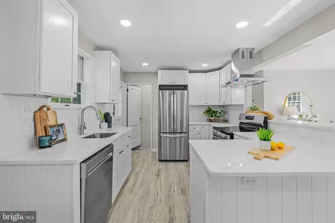 2520 Buckelew Dr, Falls Church, VA 22046
