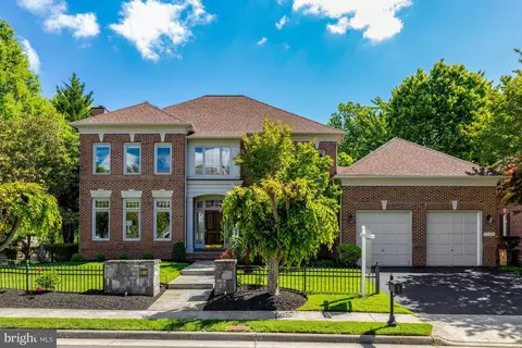 Exterior - 1387 Cameron Heath Dr, Reston, VA 20194 photo 10 of 11