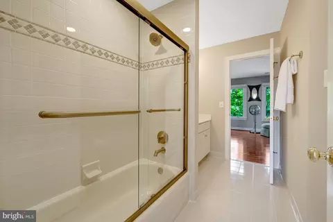 Bath - 1387 Cameron Heath Dr, Reston, VA 20194 photo 6 of 9