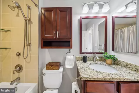 Bath - 2625 Tarleton Corner Dr, Herndon, VA 20171 photo 2 of 8