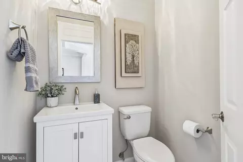 Entry Way - 2625 Tarleton Corner Dr, Herndon, VA 20171 photo 4 of 6