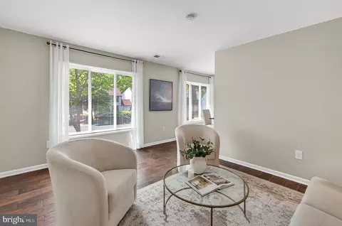 Living - 1498 Roundleaf Ct, Reston, VA 20190 photo 2 of 6