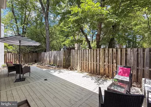 Exterior - 1498 Roundleaf Ct, Reston, VA 20190 photo 8 of 10