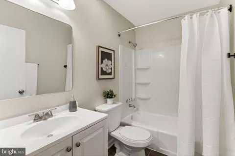 Bath - 1498 Roundleaf Ct, Reston, VA 20190 photo 3 of 3