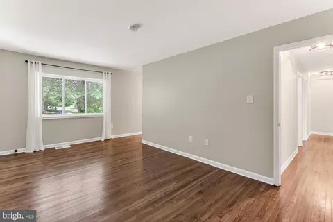 Living - 1498 Roundleaf Ct, Reston, VA 20190 photo 5 of 6