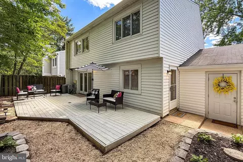 Exterior - 1498 Roundleaf Ct, Reston, VA 20190 photo 7 of 10